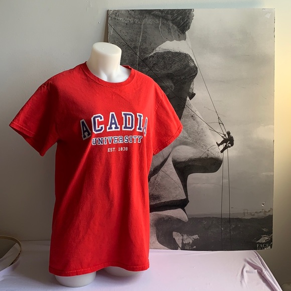 Red Acadia University T Shirt Unisex Size Small - Picture 2 of 5